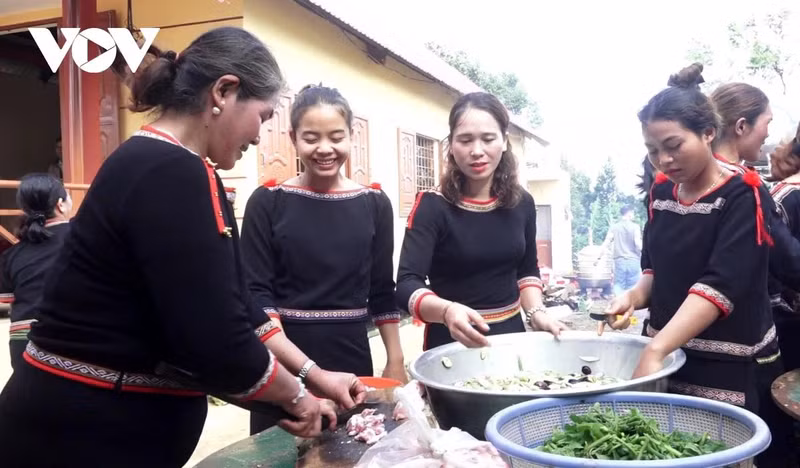 Chacun à sa tâche, unissant leurs efforts pour préparer la cérémonie de bénédiction de la maison communautaire. Photo : VOV