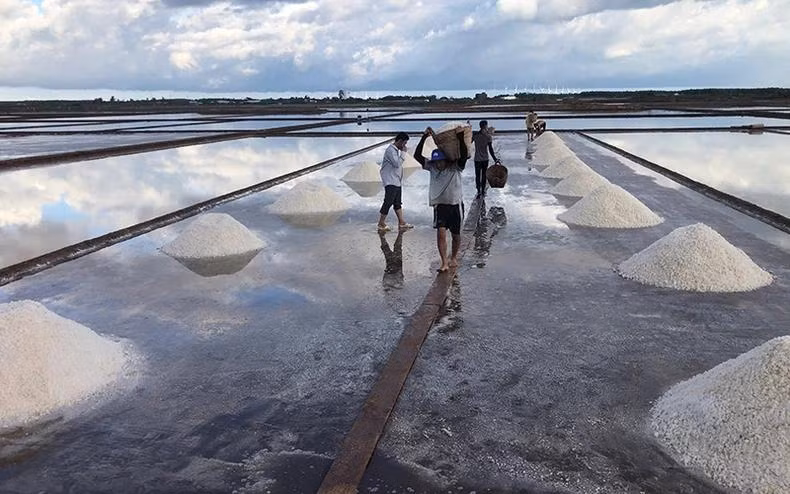 La fabrication du sel est un travail très dur. Photo : Thanh Cuong