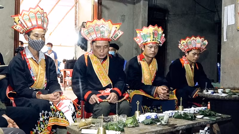 Le futur initié reçoit un sceau symbolique, qui marque son accession au rang de maître spirituel.