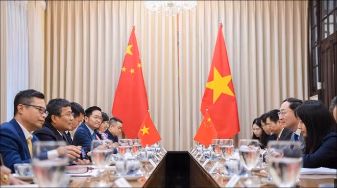 Lors de l’entretien entre le vice-ministre vietnamien des Affaires étrangères Nguyên Minh Vu et son homologue chinois Sun Weidong, à Hanoi, le 26 février. Photo : VNA.