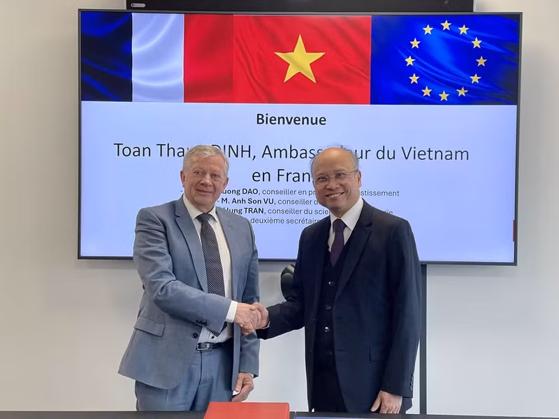 Jean-Luc Heimburger, président de la Chambre de Commerce et d’Industrie de la région Alsace-Eurométropole (gauche), et Dinh Toàn Thang, ambassadeur du Vietnam en France. Photo : VNA Jean-Luc Heimburger, président de la Chambre de Commerce et d’Industrie de la région Alsace-Eurométropole (gauche), et Dinh Toàn Thang, ambassadeur du Vietnam en France. Photo : VNA