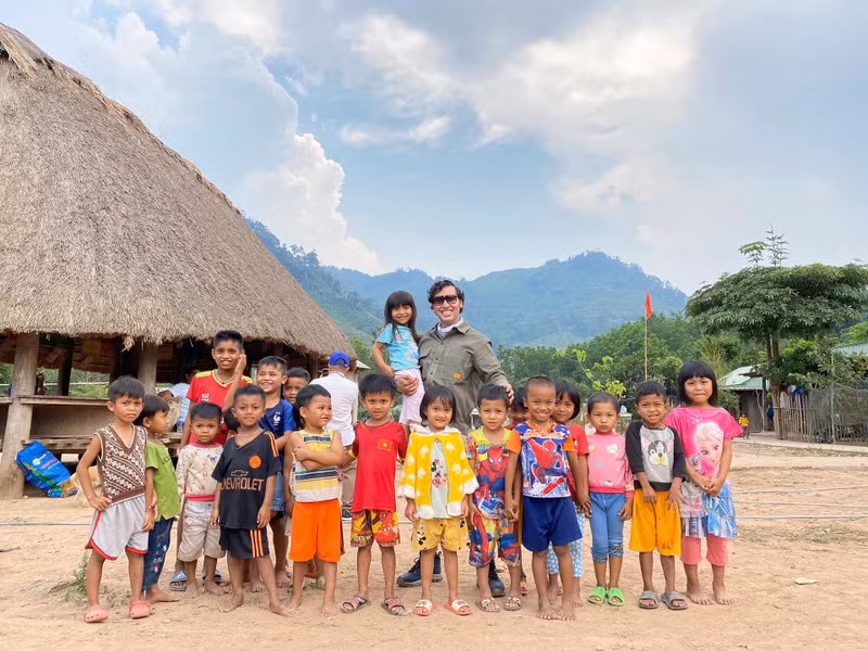Kawa Wandi aux côtés des enfants de Quang Nam lors de ses actions caritatives. Photo : P.V Kawa Wandi aux côtés des enfants de Quang Nam lors de ses actions caritatives. Photo : P.V