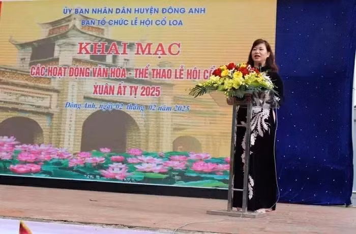 Nguyên Thị Tam, vice-présidente du Comité populaire du district de Dông Anh (Hanoï), prononce le discours d’ouverture de la Semaine culturelle du Festival de Cô Loa 2025. Photo : KTDT