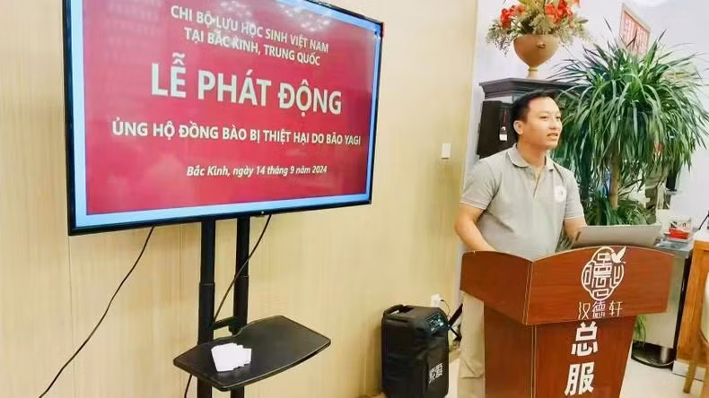 Lê Duc Anh lors d’une campagne de solidarité pour les victimes du typhon Yagi.