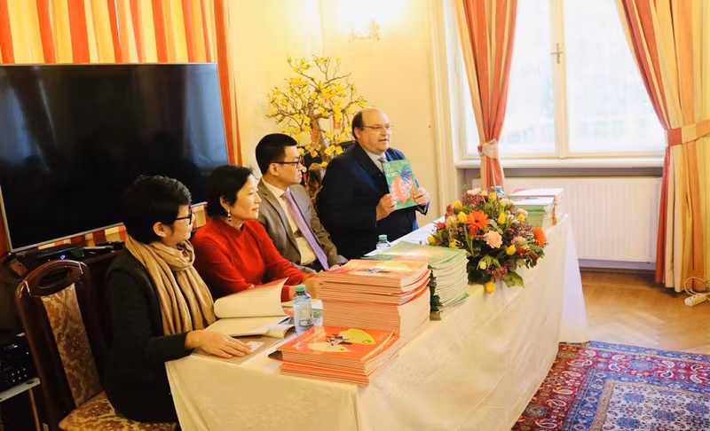 Le Dr Patrick Hovarth, représentant de la famille de l’auteure, a exprimé sa grande joie et fierté d’offrir ces deux ouvrages traduits aux enfants de la communauté vietnamienne en Autriche. Photo : baoquocte
