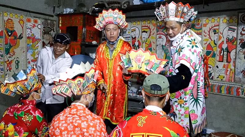 Lễ khai đàn symbolise la sacralisation du lieu.