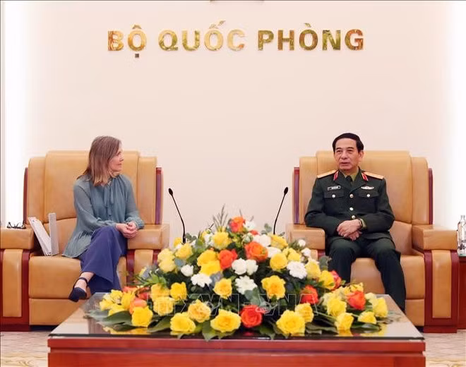 Le général Phan Van Giang, ministre de la Défense (droite) reçoit à Hanoi Stefanie Beck, vice-ministre canadienne de la Défense, à l'occasion de sa visite au Vietnam pour coprésider le 3ᵉ Dialogue sur la politique de défense Vietnam - Canada. 