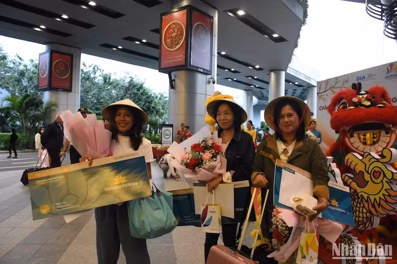 Trois autres passagers ont reçu des billets d’avion aller-retour.