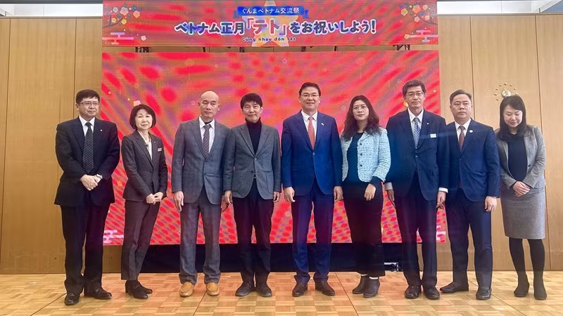 L'ambassadeur Pham Quang Hiêu, le gouverneur de Gunma et les délégués ont pris des photos souvenirs lors de la cérémonie d'ouverture. Photo : baoquocte.