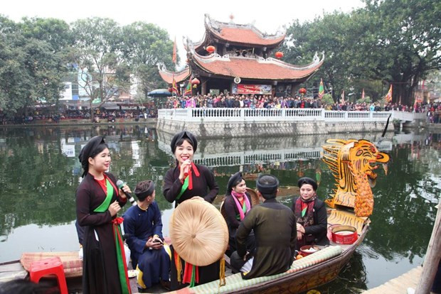 Les artistes, en groupes d'hommes et de femmes, présentent le "quan họ" (chant alterné). Photo : VNA.