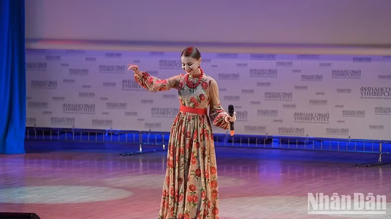 Une étudiante russe interprète des chansons.