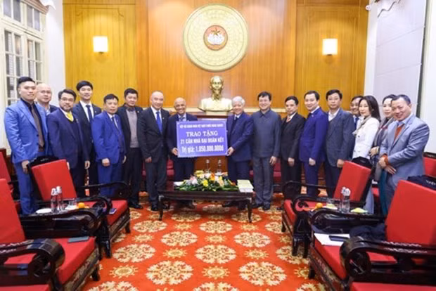 Le secrétaire du Comité central du Parti et président du Comité central du Front de la Patrie du Vietnam (FPV) Do Van Chiên reçoit un don de 1,05 milliard de dongs remis par l'Association des hommes d'affaires vietnamiens d'outre-mer. Photo : Comité central du Front de la Patrie du Vietnam