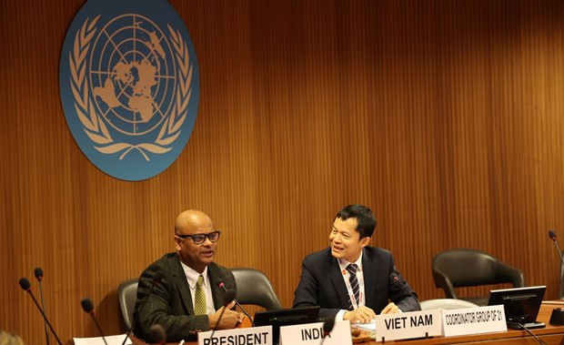 Président de la CD Anupam Ray (à gauche) et chargé d'affaires a.i de la Mission vietnamienne à Genève, Cung Duc Han. Photo : VNA.