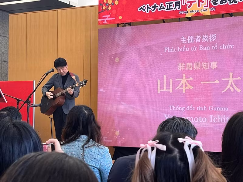 Le gouverneur de Gunma, Yamamoto Ichita, joue de la guitare lors de l’événement. Photo : baoquocte.
