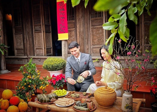 Charlie Win (États-Unis), ambassadeur du Capital Tourism Club, a apprécié l’atmosphère de la célébration du nouveau printemps dans une ancienne maison du Nord. Photo : VNA.