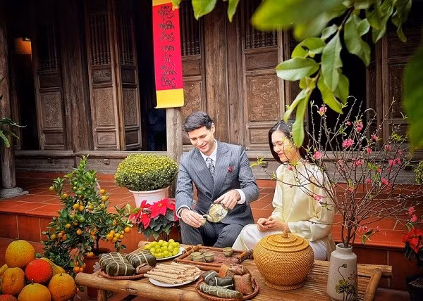 Charlie Win (États-Unis), ambassadeur du Capital Tourism Club, a apprécié l’atmosphère de la célébration du nouveau printemps dans une ancienne maison du Nord. Photo : VNA.