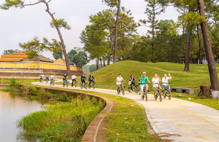 Le lancement de ce circuit vert fait partie des efforts de Huê pour développer un tourisme durable. Photo : https://moitruongdulich.vn/