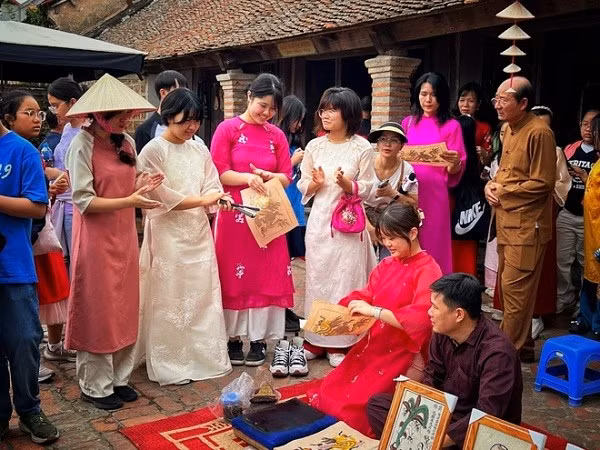 Une délégation de visiteurs japonais a découvert les peintures de Dông Hô lors d’une célébration du Nouvel An lunaire. Photo : VNA. Une délégation de visiteurs japonais a découvert les peintures de Dông Hô lors d’une célébration du Nouvel An lunaire. Photo : VNA.