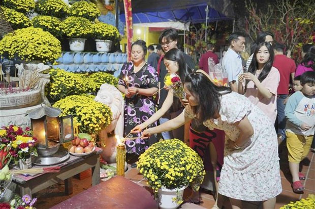 Comme les Vietnamiens dans le pays, ceux au Laos vont à la pagode pour divers buts tels que les prières pour le gain de l’argent, la fortune, la paix, la chance en amour, la bonne santé pour eux-mêmes et pour leurs proches. Photo : VNA