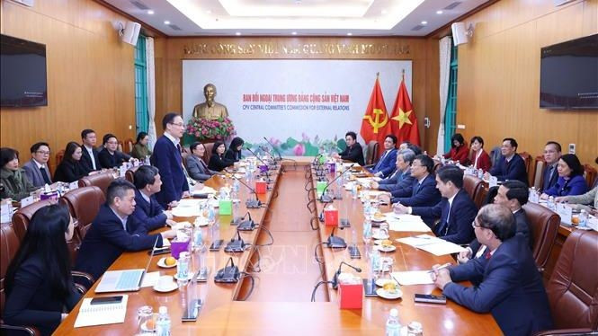 Le chef de la Commission centrale des Relations extérieures du Parti communiste vietnamien, Lê Hoài Trung, prend la parole lors de la réunion. Photo : VNA.