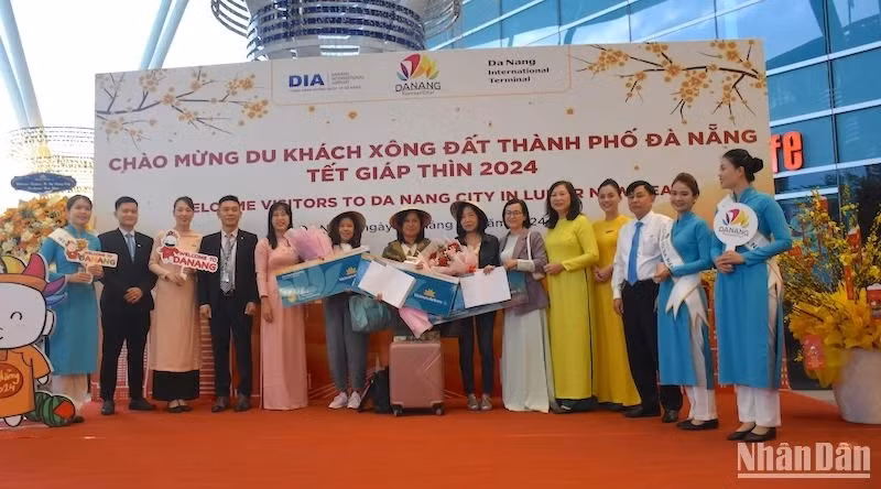 Dà Nang accueille le premier vol international du Nouvel An lunaire 2024. Photo : Anh Dào.