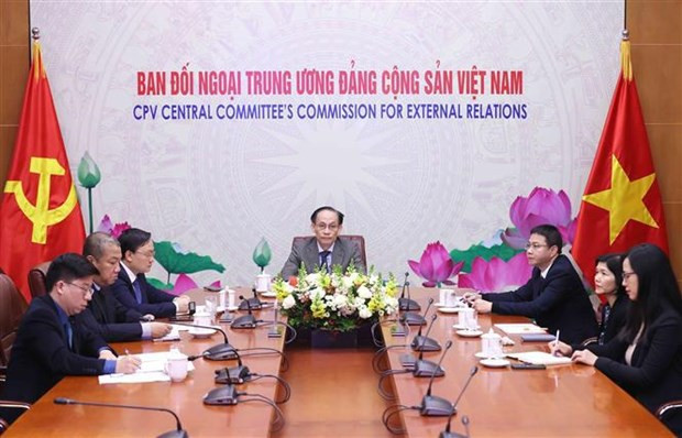  Le secrétaire du Comité central du Parti communiste du Vietnam, chef de la Commission centrale des Relations extérieures du Parti Lê Hoài Trung lors de l'entretien en ligne avec le chef de la Commission centrale des Relations extérieures du Parti communiste de Cuba, Emilio Lozada Garcia. Photo : VNA.