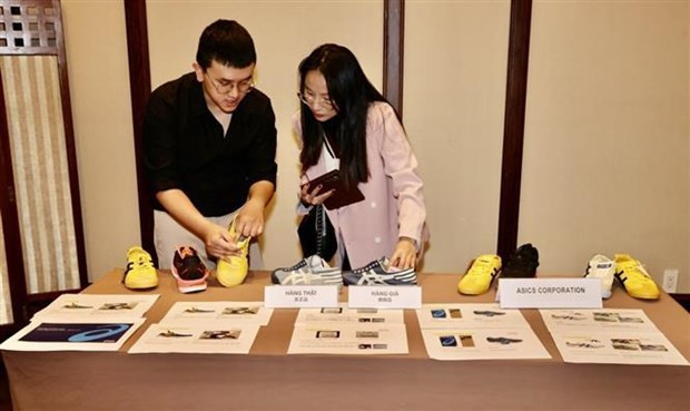 Des produits authentiques et contrefaits sont exposés lors du colloque. Photo : VNA.