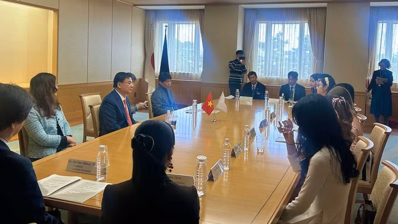 L’ambassadeur Pham Quang Hiêu et le gouverneur Yamamoto Ichita rencontrent des étudiants de l’Académie diplomatique du Vietnam qui étudient maintenant à Gunma. Photo : baoquocte.