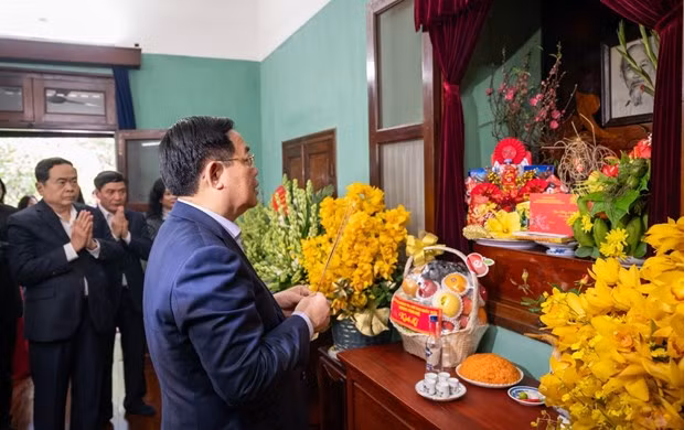 Le Président de l’Assemblée nationale Vuong Dinh Huê rend hommage au Président Hô Chi Minh dans la maison 67. Photo : quochoi.vn