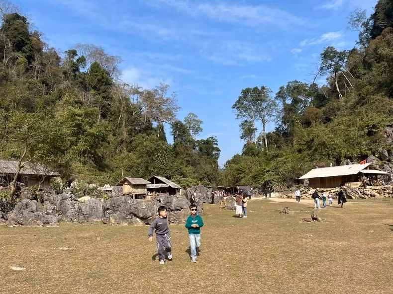 Les maisons à flanc de montagne.