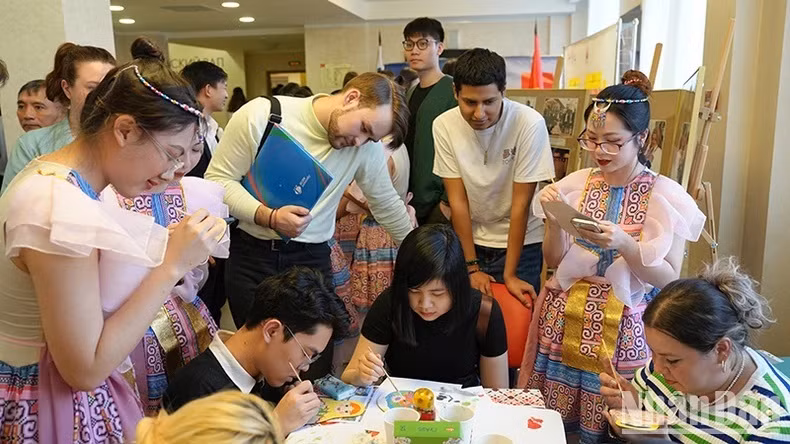 La peinture attire de nombreux étudiants.