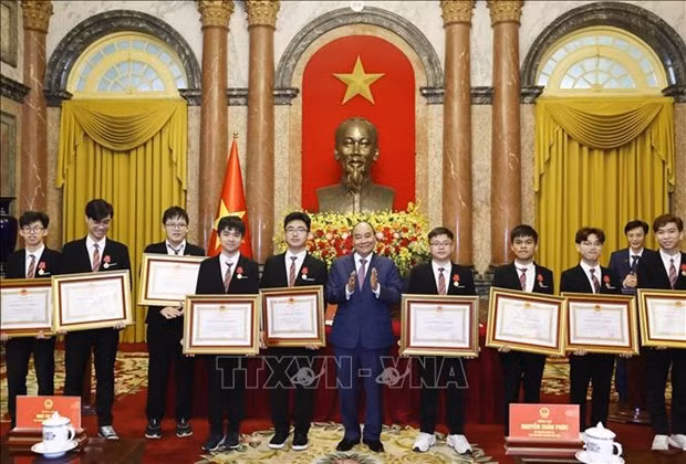 Le Président de la République Nguyên Xuân Phuc et des élèves, lauréats des Olympiades internationales et du Prix scientifico-technologique international 2022. Photo : VNA.