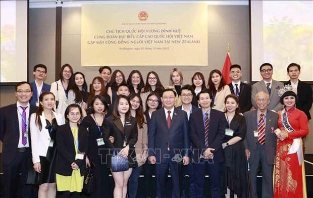 Le Président de l’AN Vuong Dinh Huê rencontre des Vietnamiens en Nouvelle-Zélande