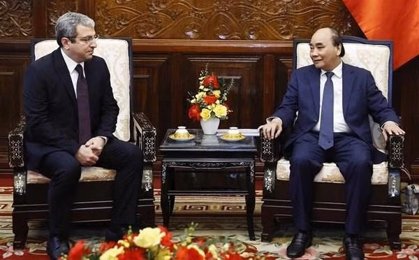 Le Président Nguyên Xuân Phuc (à droite) et l'ambassadeur d'Azerbaïdjan, Shovgi Kamal Oglu Mehdizade. Photo : VNA. 
