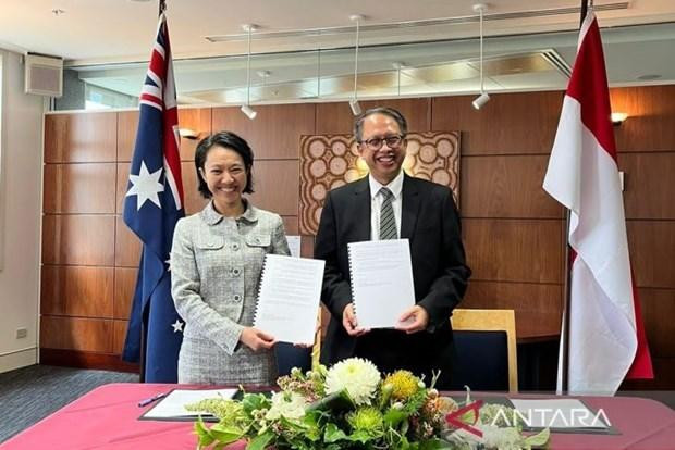 Un responsable du ministère de coordination des affaires économiques, Edi Prio Pambudi, et la sous-secrétaire australienne pour l’Asie du Sud-Est et le groupe des partenaires mondiaux, ministère des Affaires étrangères et du Commerce (DFAT), Michelle Chan ont signé l’échange de lettres. Photo : ANTARA/HO-KemenkoEkonomi/pri/FR