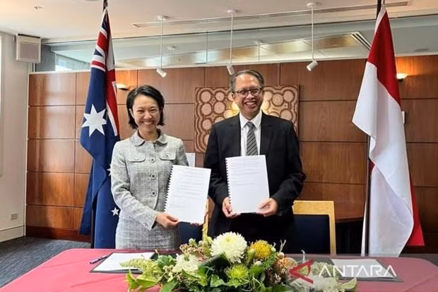 Un responsable du ministère de coordination des affaires économiques, Edi Prio Pambudi, et la sous-secrétaire australienne pour l’Asie du Sud-Est et le groupe des partenaires mondiaux, ministère des Affaires étrangères et du Commerce (DFAT), Michelle Chan ont signé l’échange de lettres. Photo : ANTARA/HO-KemenkoEkonomi/pri/FR