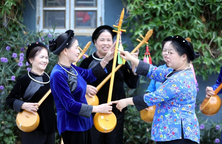 Ces clubs permettent à la fois de perpétuer de belles pratiques culturelles et folkloriques des minorités ethniques, et d'apporter de la nouveauté aux activités touristiques locales. Photo : VOV. 
