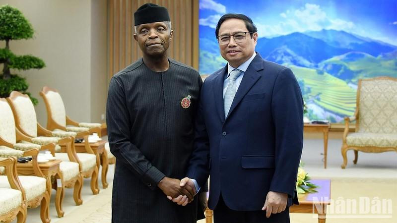 Le Premier ministre Pham Minh Chinh (à droite) et le Vice-Président nigérien, Yemi Osinbajo, à Hanoi, le 5 décembre. VNA.