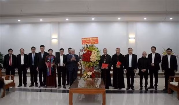 Le président du Comité central du Front de la Patrie du Vietnam, Dô Van Chiên, effectue une visite de Noël au siège épiscopal du diocèse de Vinh, dans la province centrale de Nghê An. Photo : VNA