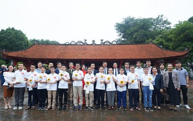 Des dirigeants du Service de l'Education et de la Formation de Hanoï et des élèves participant aux Olympiades internationales de mathématiques et de sciences 2022. Photo : hanoimoi.com.vn