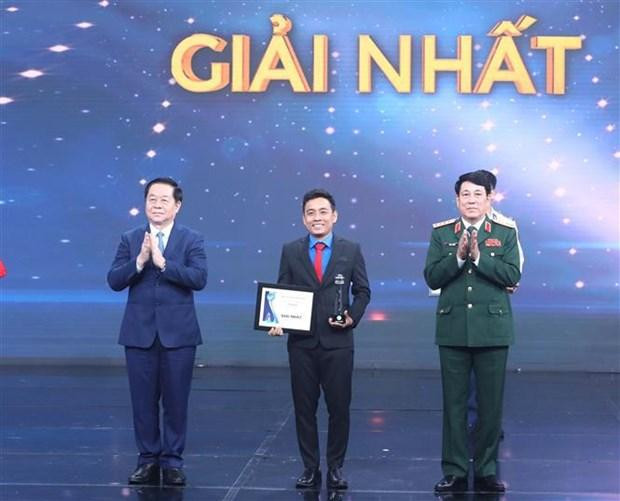Remise du premier prix du concours d’étude de la mer et des îles du Vietnam 2022. Photo: VNA