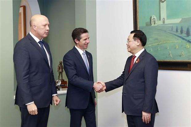 Le Président de l'Assemblée nationale Vuong Dinh Huê (à droite) rencontre les dirigeants de l'opposition à la Chambre des représentants et au Sénat, Peter Dutton et Simon Birmingham. Photo : VNA.