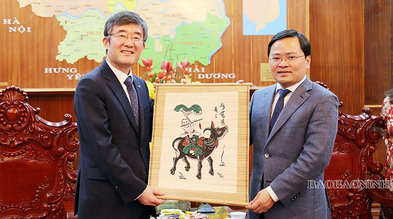 Le secrétaire du Comité du Parti de la province de Bac Ninh, Nguyên Anh Tuân, et Cho Sung-Jin, directeur général de la société sud-coréenne Landel Energy. Photo : baobacninh.
