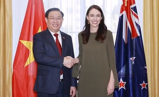 Le Président de l'Assemblée nationale du Vietnam, Vuong Dinh Huê, et la Première ministre néo-zélandaise, Jacinda Ardern. Photo : VNA.