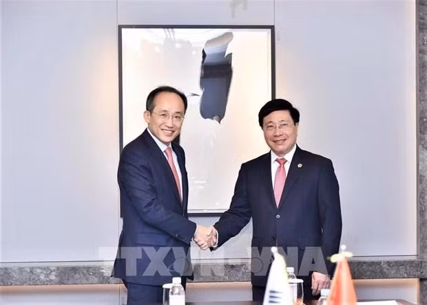 Le Vice-Premier ministre permanent Pham Binh Minh (à droite) et le Vice-Premier ministre coréen et ministre de l’Economie et des Finances, Choo Kyung-ho. Photo: VNA Le Vice-Premier ministre permanent Pham Binh Minh (à droite) et le Vice-Premier ministre coréen et ministre de l’Economie et des Finances, Choo Kyung-ho. Photo: VNA