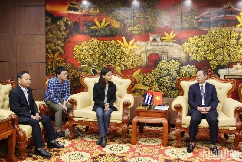 Le responsable de Quang Tri reçoit la délégation du journal Granma. Photo : NDEL.