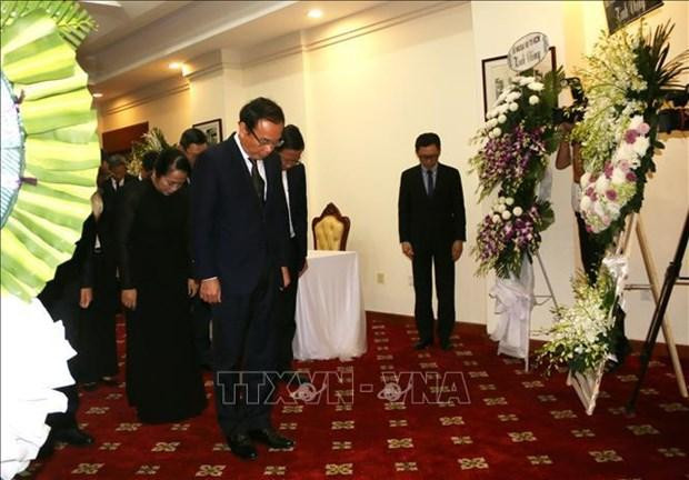 La délégation du Comité du Parti, du Conseil populaire, du Comité populaire, du Comité du Front de la Patrie du Vietnam de Hô Chi Minh-Ville conduite par le membre du Bureau politique et secrétaire du Comité municipal du Parti Nguyên Van Nên rend hommage à l’ancien secrétaire général chinois Jiang Zemin. Photo : VNA.