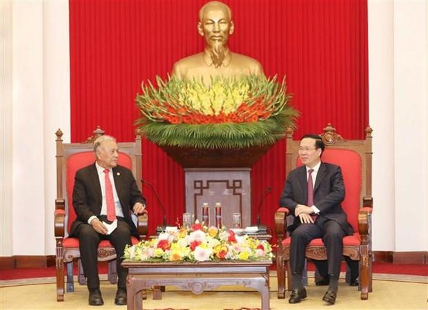 Vo Van Thuong, membre du Bureau Politique, Permanent du Secrétariat du Comité central du PCV (à droite) et le Secrétaire général du PT, Alberto Anaya Guitiérrez, le 30 novembre à Hanoï. Photo : VNA.