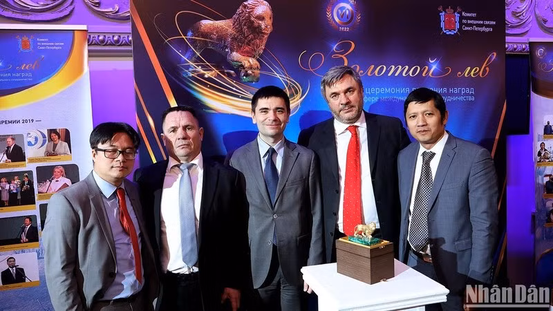 Nguyên Quôc Hùng (première personne à droite). Photo : VNA.