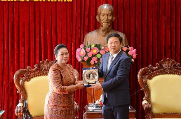 Le vice-secrétaire permanent du Comité du Parti de la ville de Dà Nang, Luong Nguyen Minh Triet et la présidente de la Commission de la santé, des affaires sociales, des anciens combattants, de la jeunesse, du travail, de la formation professionnelle et des affaires féminines du Sénat cambodgien, Mean Som An. Photo : VNA.
